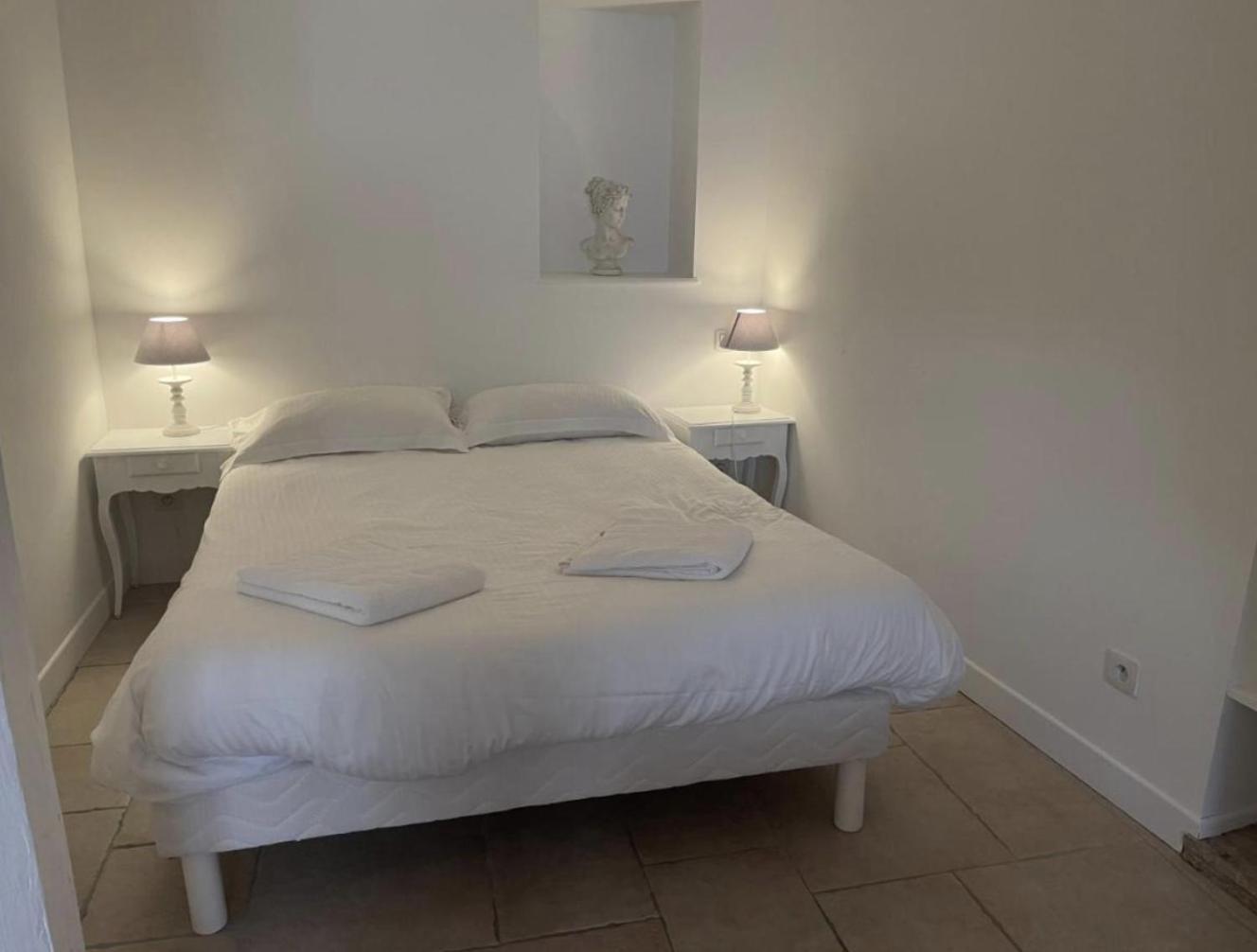 Batisse Paradis- 3 Appartements Calmes Et Elegants Au Centre Historique De Beaune Бон Стая снимка