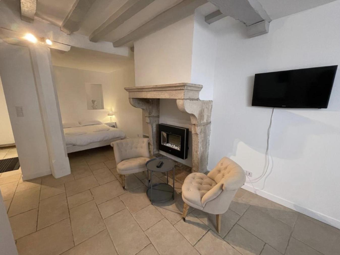 Batisse Paradis- 3 Appartements Calmes Et Elegants Au Centre Historique De Beaune Бон Стая снимка
