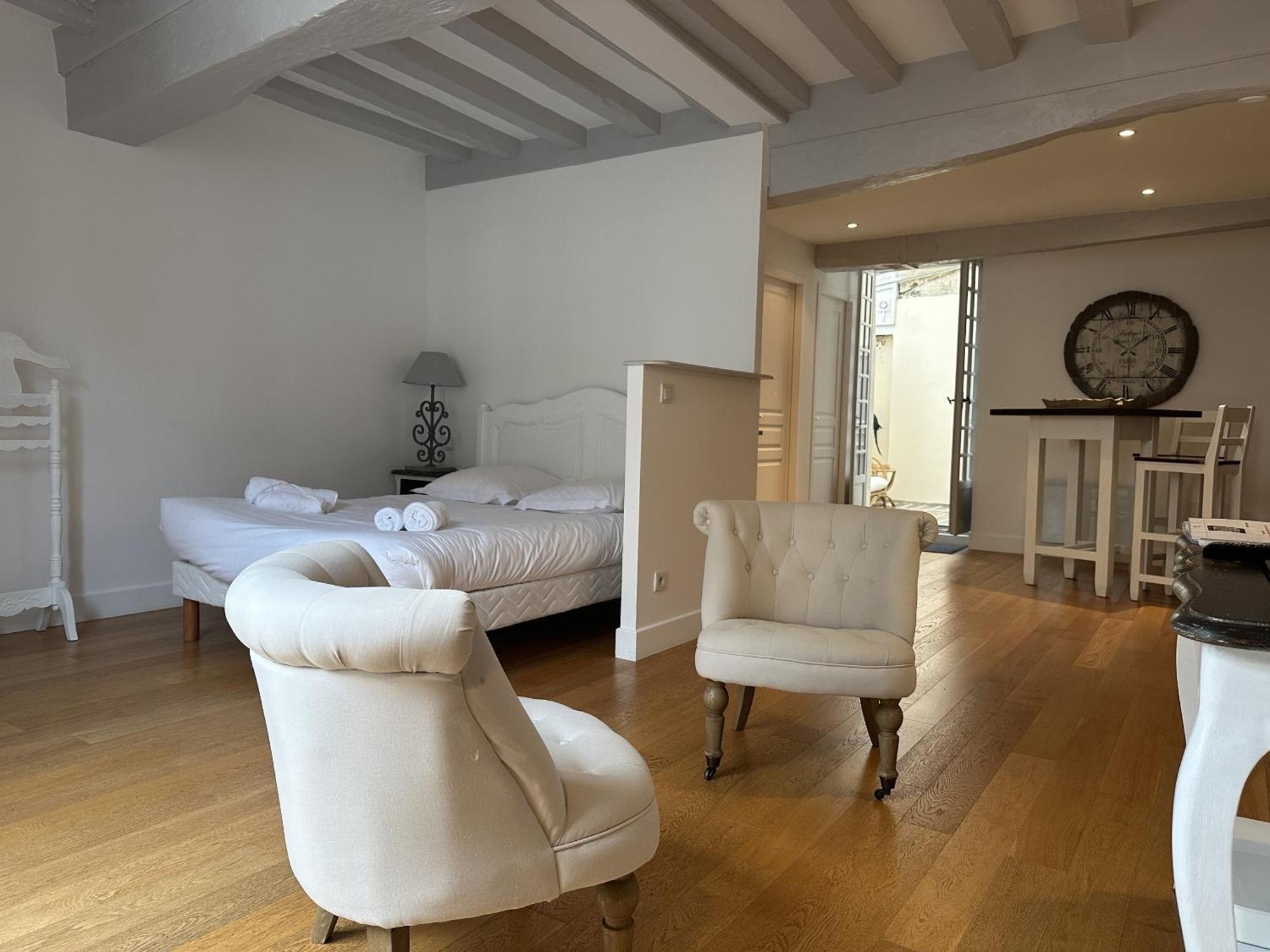 Batisse Paradis- 3 Appartements Calmes Et Elegants Au Centre Historique De Beaune Бон Стая снимка