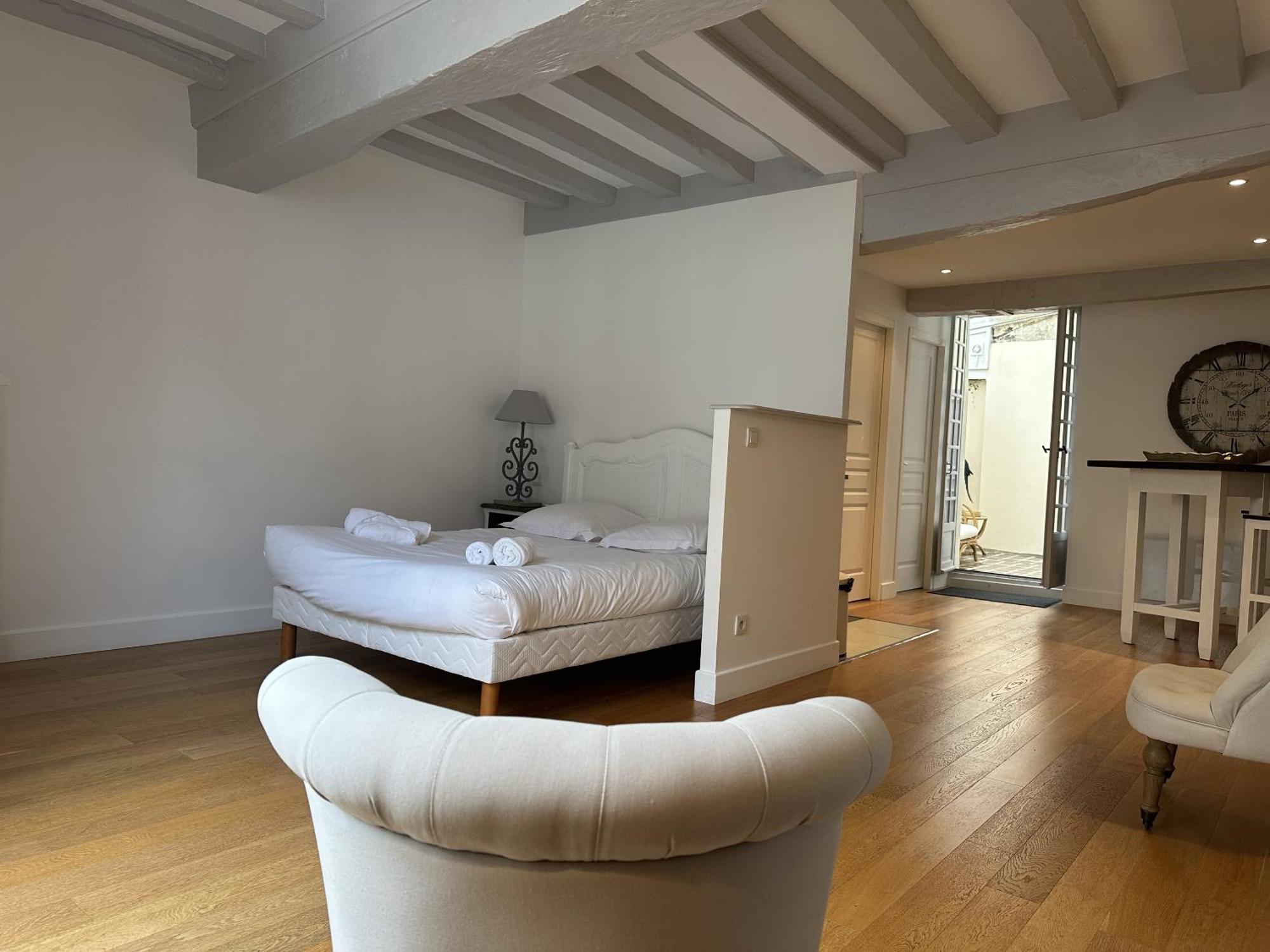 Batisse Paradis- 3 Appartements Calmes Et Elegants Au Centre Historique De Beaune Бон Стая снимка