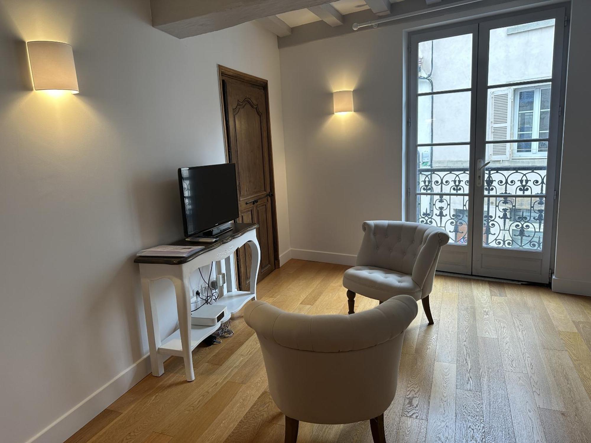 Batisse Paradis- 3 Appartements Calmes Et Elegants Au Centre Historique De Beaune Бон Стая снимка