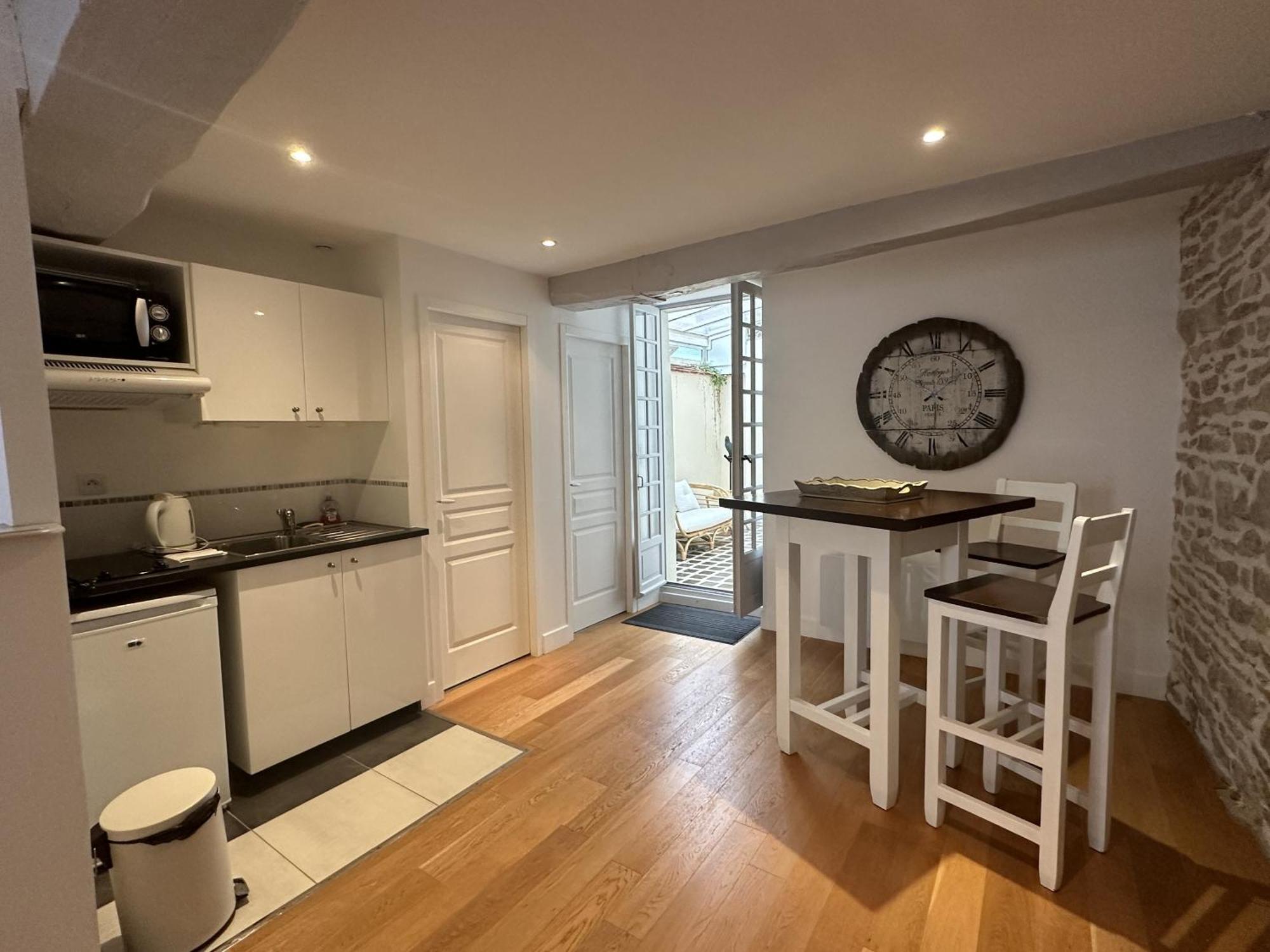 Batisse Paradis- 3 Appartements Calmes Et Elegants Au Centre Historique De Beaune Бон Стая снимка