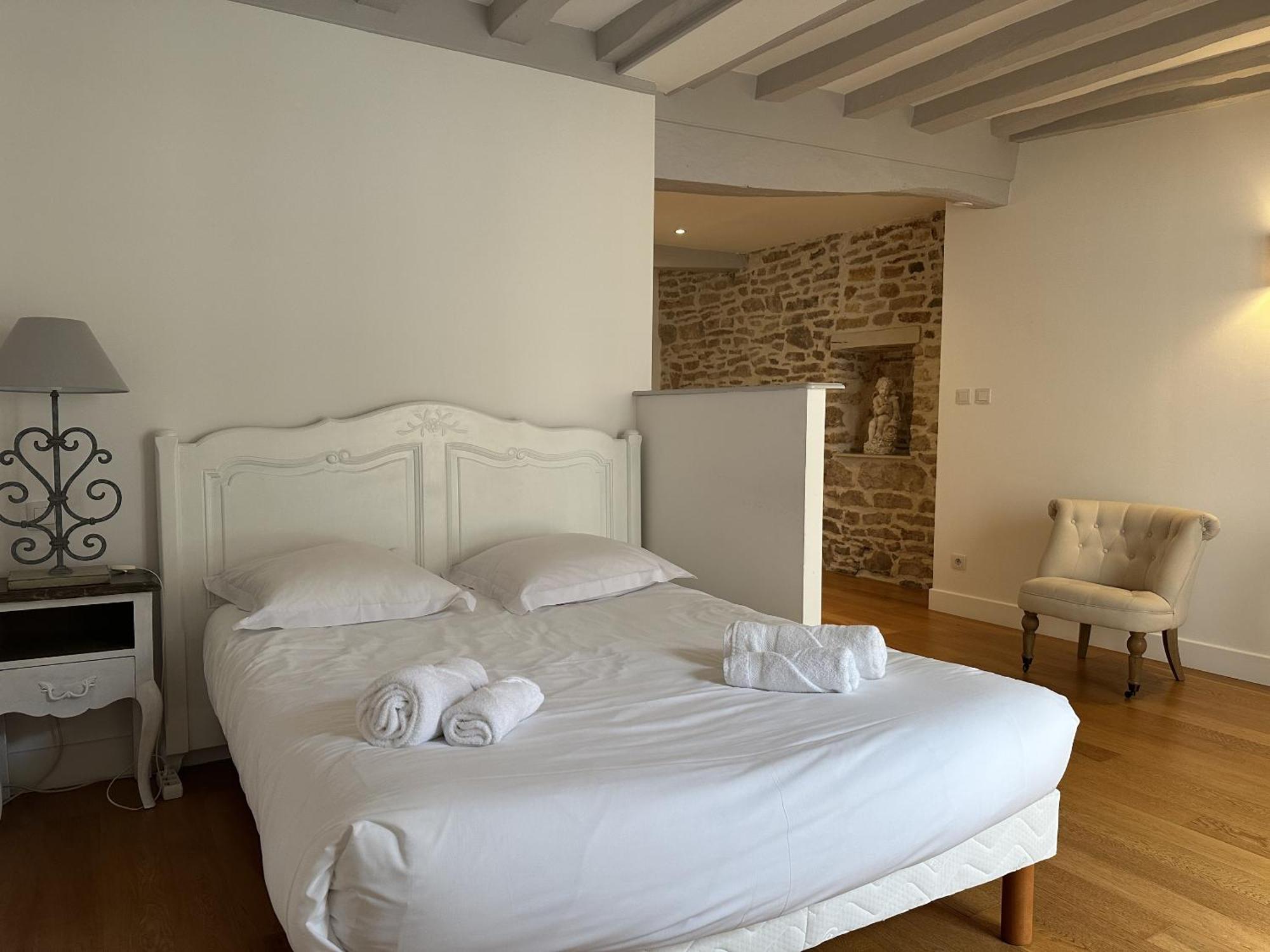 Batisse Paradis- 3 Appartements Calmes Et Elegants Au Centre Historique De Beaune Бон Стая снимка